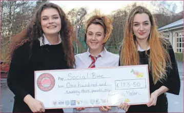  ??  ?? Emma MacFatridg­e, Ashleigh Carson and Dani Taylor with a cheque for Social Bite