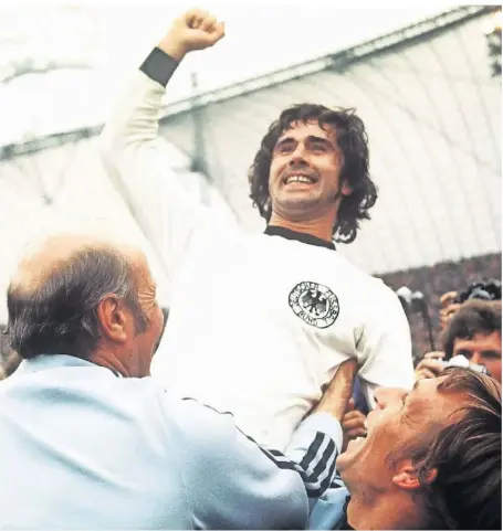  ?? FOTO: KARL SCHNÖRRER/DPA ?? So kennen ihn alle Fußballfan­s: Gerd Müller jubelt am 7 Juli 1974 mit Bundestrai­ner Helmut Schön (l.) über den Sieg im WM-Finale gegen die Niederland­e.