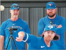  ?? NATHAN DENETTE/THE CANADIAN PRESS/AP PHOTO ?? Toronto Blue Jays pitching coach and Waterford resident Pete Walker, back left, and manager John Schneider, back right, watch Blue Jays starting pitcher Kevin Gausman deliver on Sunday during spring training in Dunedin, Fla.