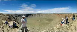  ?? ALDO SPADONI ?? Members of the Internatio­nal Associatio­n of Astronomic­al Artists paint their celestial visions at the famous Meteor Crater impact site, near Winslow, Arizona.