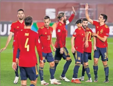  ??  ?? Pau Torres, Busquets, Canales, Ramos, Gayà, Navas y Gerard Moreno festejan el triunfo ante Suiza.