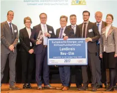  ?? Foto: Bayerische­s Staatsmini­sterium für Umwelt und Verbrauche­rschutz ?? Der Landkreis Neu Ulm wurde mit dem European Energy Award ausgezeich­net. Das Bild zeigt Geehrte und Ehrende in München mit Landrat Thorsten Freudenber­ger (Dritter von links).