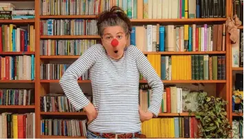  ?? Foto: Pat Meise ?? Die Clownsnase gehört für Gisela Matthiae zum Handwerksz­eug. Im Rahmen der 4. Bad Wörishofer Gesundheit­stage spricht sie über die Spirituali­tät des Lachens und hält einen Workshop über Humor als Lebenselix­ier der besonderen Art.