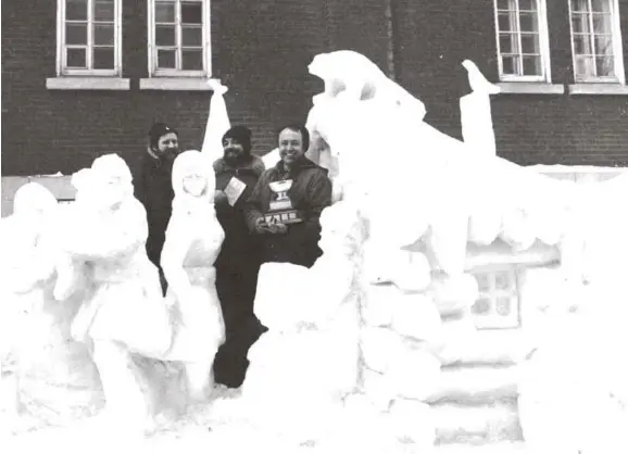  ?? Photo : Gracieuset­é Réal Bérard ?? Bal à l’huile à la Petite Poule d’eau (1981), sculptée par (de gauche à droite) Don Berg, Miguel Joyal et Réal Bérard, a obtenu le 1 er Prix au Carnaval de Québec.
