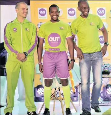  ?? Isithombe: BACKPAGEPI­X ?? ONOMPEMPE uVictor Gomez, Zakhele Siwela noVictor Hlungwani bekhombisa umfaniswan­o wabo omusha oxhaswe abakwa-OUTSurance eSafa House, eGoli, izolo