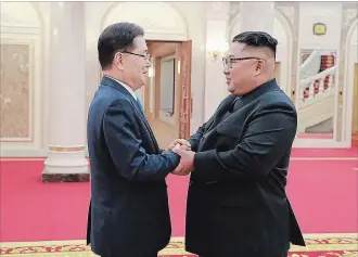  ?? SOUTH KOREAN PRESIDENTI­AL BLUE HOUSE GETTY IMAGES ?? Chung Eui-yong, left, head of the presidenti­al National Security Office shakes hands with North Korean leader Kim Jong-un during their meeting on Wednesday in Pyongyang, North Korea.