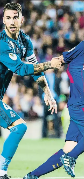  ??  ?? Ramos sujeta a Messi, que se le escapa, en una imagen del pasado 13 de agosto en el Camp Nou