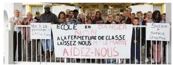  ??  ?? Solidaires des enseignant­s, les parents d’élèves ont bloqué l’école mardi et mercredi.