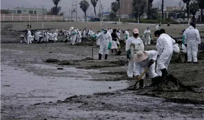  ?? FOTO: MARTIN MEJIA/TT-AP ?? Saneringsa­rbete på en av de 21 stränder i Peru som drabbats av en stor oljeläcka efter det massiva vulkanutbr­ottet – med efterfölja­nde tsunamier – i Tonga.