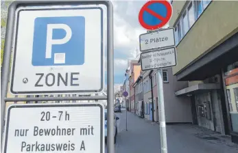  ?? FOTO: THERESA KOMPRECHT ?? Nach Ansicht der CDU-Fraktion im Ravensburg­er Gemeindera­t halten sich viele Autofahrer nicht an das Nachtparkv­erbot, nachdem nur noch Anwohner am Abend in der Altstadt parken dürfen.