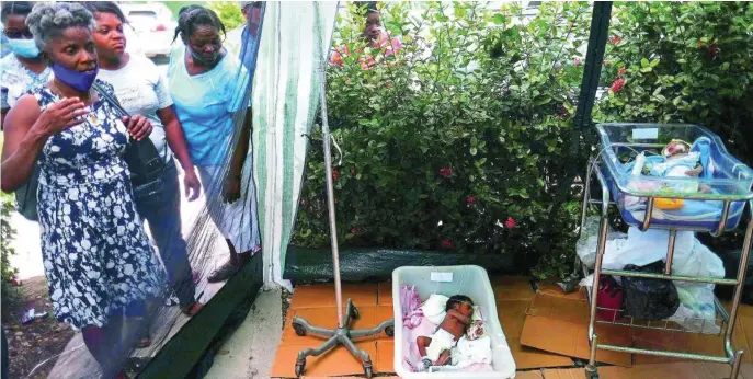  ?? REUTERS ?? El desbordado hospital de Les Cayes en Haití se vio obligado a sacar al exterior a bebés recién nacidos por los daños en el edificio