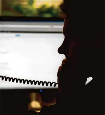  ?? Symbolfoto: Jan Philipp Strobel/dpa ?? Sogenannte Callcenter­betrüger versuchen immer häufiger, Menschen per Telefon um ihre Ersparniss­e zu bringen. Das bereitet der Polizei zunehmend Sorge.