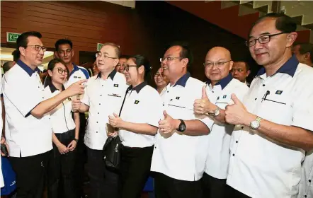  ??  ?? United we stand: Liow (left) having a chat with Datuk Seri Dr Wee Ka Siong (third from left) and other party members after opening the Perak MCA Convention.