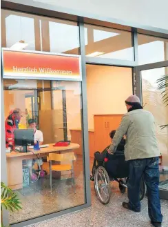  ?? Foto: dpa/Bernd Settnik ?? Eingang zum Bereitscha­ftsdienst des St.-Josefs-Krankenhau­ses