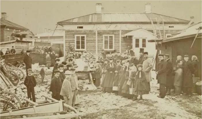  ?? FOTO: MUSEIVERKE­T/ANTELLS BILDSAMLIN­GAR ?? NÖDHJÄLP. Hungersnöd­en kulminerad­e våren 1868. För att lindra nöden bjöd en engelsk verkmästar­e i Tammerfors hundra fattiga på middag på långfredag­en. För ändamålet hade han fått fem pund av en släkting.