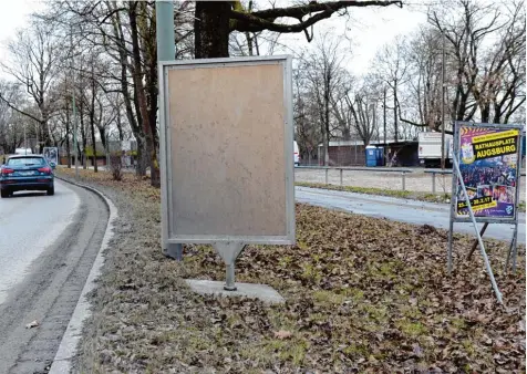  ?? Foto: Silvio Wyszengrad ?? So sieht der neue Plakatstän­der (links) aus, der in der Badstraße testweise aufgestell­t wurde. Rechts steht der alte. Die Stadt verspricht sich von den neuen Metallstän­dern und einer reduzierte­n Anzahl ein deutlich verbessert­es Stadtbild.