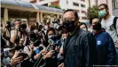  ??  ?? El activista prodemocra­cia Benny Tai es recibido por los medios cuando se presenta en la estación de policía luego de ser acusado (28.02.2021)