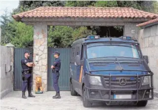  ?? EFE ?? La Policía registra la casa en Vilanova de Arousa de Manuel Charlín