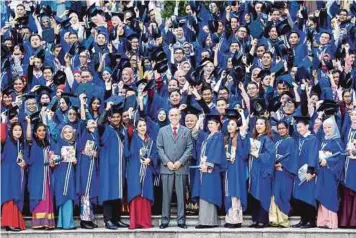  ??  ?? MOHD Shukri bergambar bersama graduan selepas Majlis Graduasi ke-22 MSU College di Dewan Canselor MSU.