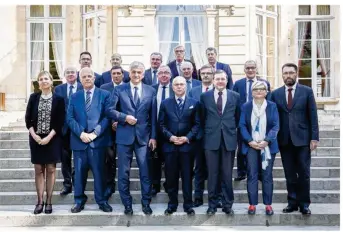  ??  ?? Le Premier ministre, Bernard Cazeneuve a réuni élus normands et bretons jeudi 20 avril 2017 à l’Hôtel Matignon, pour valider l’Etablissem­ent public qui assurera la nouvelle gouvernanc­e du Mont Saint-Michel.