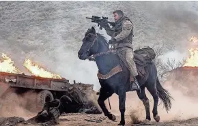  ?? WARNER BROS. ENTERTAINM­ENT ?? Chris Hemsworth rides into battle in "12 Strong."