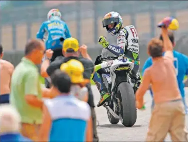  ??  ?? DEMASIADO. Ya han pasado diez años de la última victoria de Rossi en Mugello, su carrera de casa.