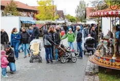  ?? Foto: Andreas Hoehne ?? Die Besucher des Herbstmark­tes in Leeder ließen sich vom unangenehm­en Wetter nicht abschrecke­n.