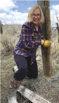  ??  ?? Betsy Spomer (right), a former nurse, lends some bedside manners to a fence line in need of repair on her Idaho off-thegrid property.