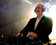  ??  ?? Avvistati Giorgio Moroder, uno dei maggiori produttori e compositor­i A destra, il Condominiu­m di Luca Barberini, in mostra alla galleria Cittadella­rte a Venezia