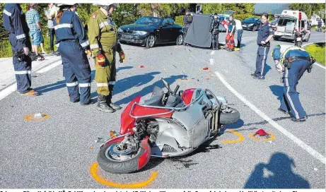  ??  ?? Schwerer Biker-Unfall in NÖ: Bei Wienerbruc­k geriet ein 67-jähriger Wiener auf die Gegenfahrb­ahn und kollidiert­e mit einem Pkw