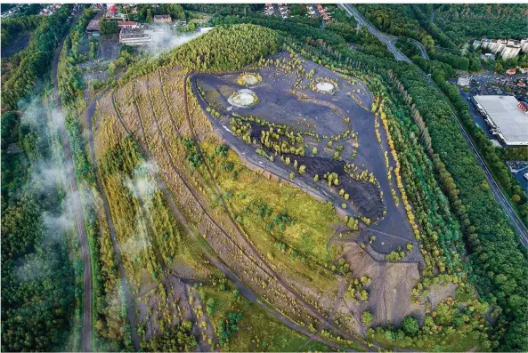  ?? FOTO: ROBBY LORENZ ?? Die Bergehalde Lydia in der Abendsonne. Eingequets­cht zwischen den Gleisen und der A 623, rechts ist Dudweiler zu sehen, neben den Gleisen verläuft der Fischbach.