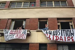  ??  ?? En mai 2017, des membres du GUD de Lyon ont ouvert ce qu’ils appellent leur « bastion social » en squattant un bâtiment abandonné. Ils se sont fait expulser trois semaines plus tard.