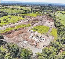  ?? ?? 2 Milpas. A los alrededore­s del megapenal se pueden observar que hay aún siembras de milpas de los campesinos.