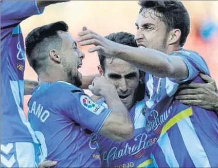  ?? FOTO: EFE ?? Los jugadores del Valladolid, eufóricos, celebrando el ascenso al Primera tras doblegar al Numancia, que no pudo culminar el milagro