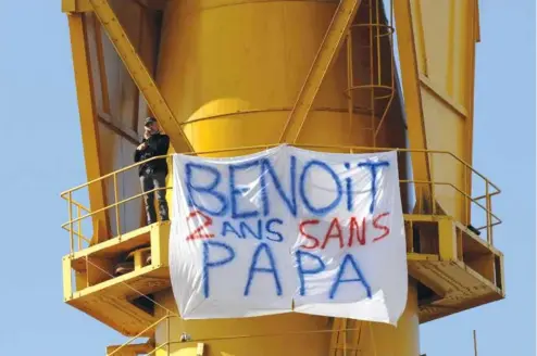  ??  ?? En février 2013, Serge Charnay est resté perché quatre jours sur une grue à Nantes pour revendique­r le droit de voir son fils. Sauf que ce papa, qui avait déjà été condamné à deux reprises pour soustracti­on d’enfant, a écopé de quatre mois de prison ferme, toujours pour le même motif, en 2014.