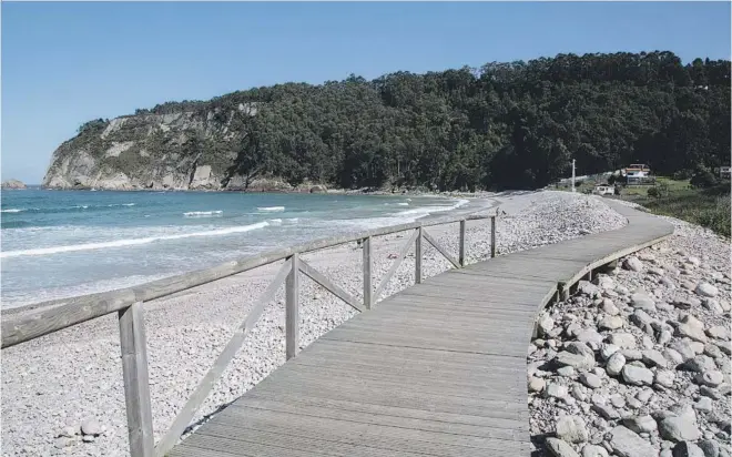  ?? FOTO: ISTOCK ?? La playa de la Concha de Artedo (Asturias) une mar y montaña