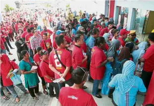  ??  ?? Doing their duty: PKR members lining up to cast their votes at Dewan Sri Siantan in Batu Caves.