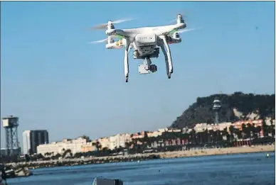  ?? KIM MANRESA / ARCHIVO ?? Un dron sobrevuela el litoral de Barcelona para tratar de detectar si hay basura en el mar