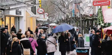  ?? RP-ARCHIVFOTO: BUSCH ?? Die Industrie- und Handelskam­mer warnt vor dem Sterben der Innenstädt­e in der Einkaufsre­gion Niederrhei­n. Auch im Viersener Stadtgebie­t gibt es Probleme mit Leerstände­n oder uneinheitl­ichen Öffnungsze­iten.