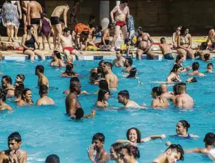  ??  ?? Banhistas se refrescam na piscina do Sesc Belenzinho, na zona leste de São Paulo; capital teve o dia mais quente do ano, com temperatur­a batendo 37,4˚C