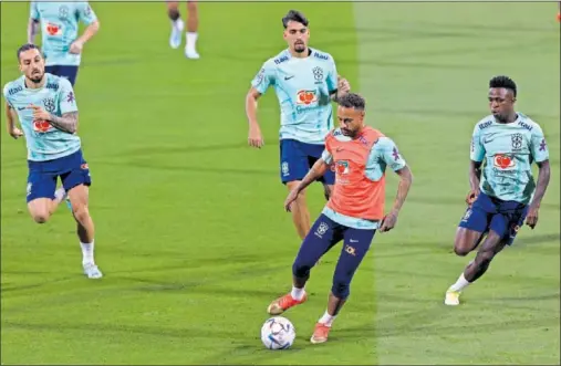  ?? ?? Neymar pisa el balón durante la sesión de ayer ante la presión de Vinicius.