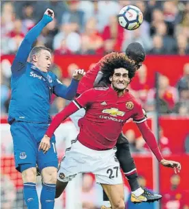  ?? FOTO: GYI ?? Rooney, goleado en su regreso a Old Trafford El delantero, en un salto con Fellaini