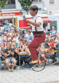  ?? FOTO: FELIX OECHSLER ?? Viele Besucher kamen zum ersten Neu-Ulmer Straßenkul­turfestiva­l und bewunderte­n die Künstler.