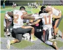  ?? RICARDO RAMIREZ BUXEDA/ORLANDO SENTINEL ?? Recommenda­tions by the national federation that oversees high school sports would ask teams to not huddle in large groups until coronaviru­s concerns are reduced.