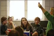  ?? JONATHAN QUILTER / THE COLUMBUS DISPATCH ?? (From left) Students at Worthingto­n Kilbourne High School watch as Jenny Hudak of Lifeline of Ohio holds up a model of an organ.