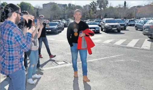  ??  ?? Miguel Ángel Ruiz. Luis Cervera. Pedro Catalán. FIRME. El director deportivo del Levante, Tito Blanco, acudió al Ciutat de València con la ida clara de seguir confiando en Muñiz.