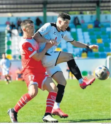  ?? SÁNCHEZ RUIZ ?? Brian Triviño controla el balón ante la presión de Diego Domínguez, jugador de La Palma.