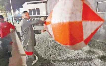  ?? DIVULGAÇÃO ?? Um dos balões resgatados no Velódromo do Parque Olímpico. Funcionári­os da AGLO dizem que situação é comum naquela região