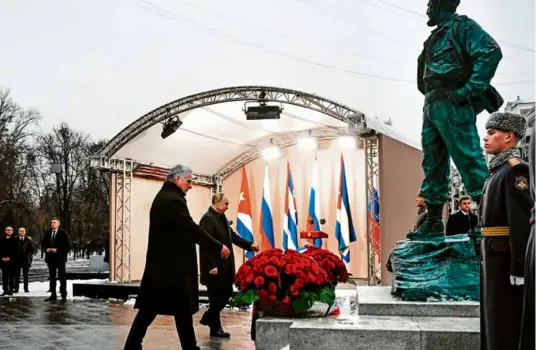  ?? FOTO: TASR/AP ?? Kubánsky prezident Miguel Díaz-canel a ruský líder Vladimir Putin odhalili minulý týždeň v Moskve sochu Fidela Castra.