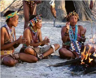  ??  ?? Indígenas da tribo dos bushmen, ou povo san, na área de conservaçã­o Nyae Nyae, na Namíbia